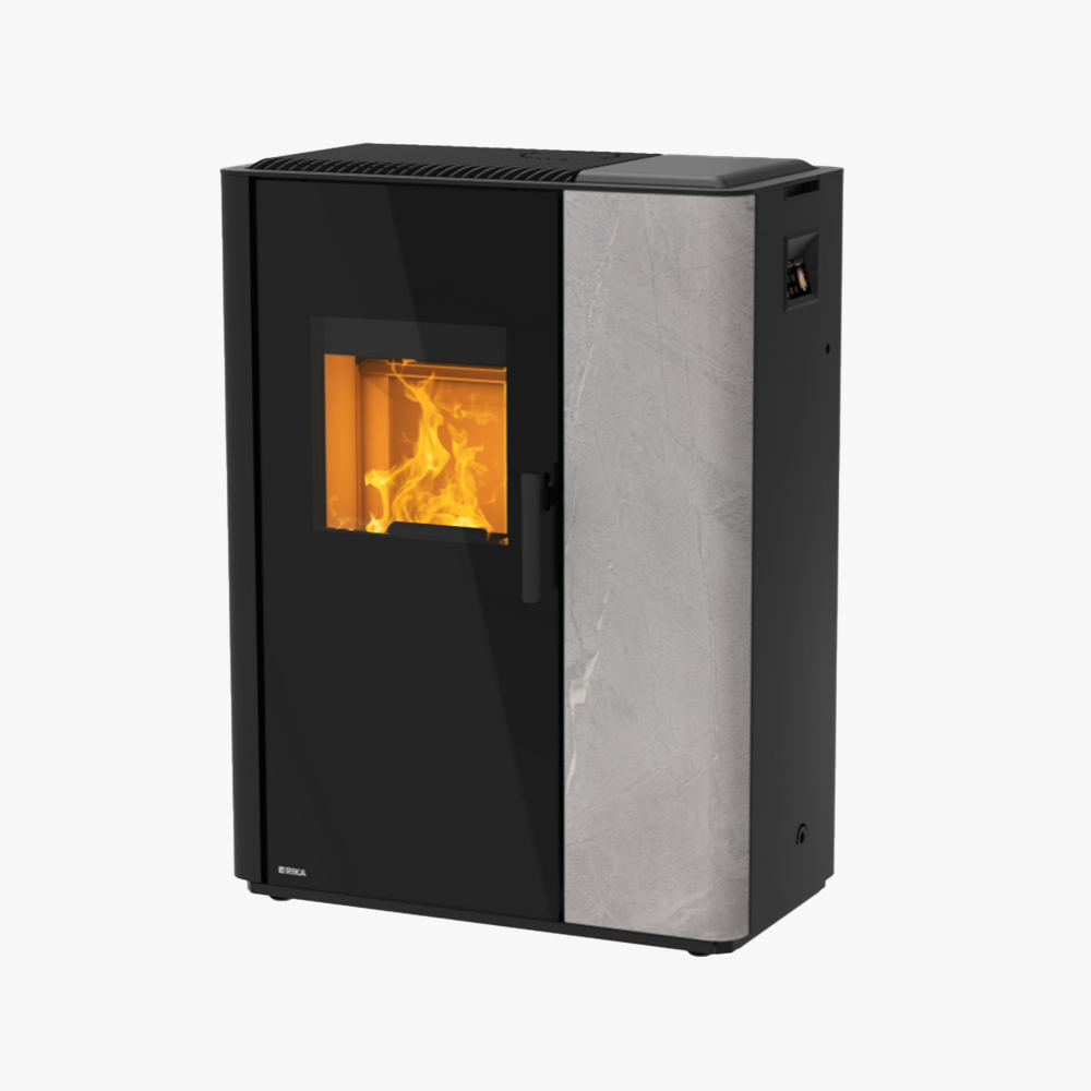Rika Induo III är en modern, upprättstående pelletskamin i svart och grått med en glasfront som visar en levande orange låga mot en vit bakgrund.