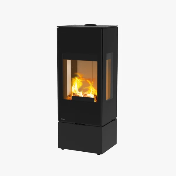 Rika Connect Wood 3S är en modern svart braskamin med glaspaneler på framsidan och sidorna som avslöjar en ljus och livlig eld inuti. Den står på en rektangulär bas mot en slät vit bakgrund.