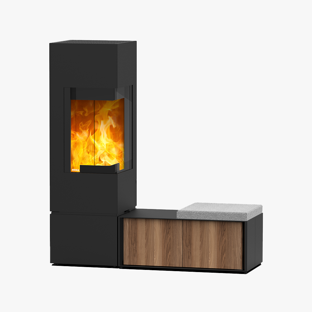 Rika Connect Wood är en modern svart eldstad med en glasfront som visar upp en brinnande eld. Den är ansluten till en låg bänk som har ett förvaringsfack med träpanel och en grå stoppad sits.