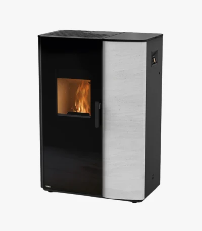 Rika Paro är en modern svartvit pelletskamin med glaslucka och synlig låga mot en vit bakgrund.