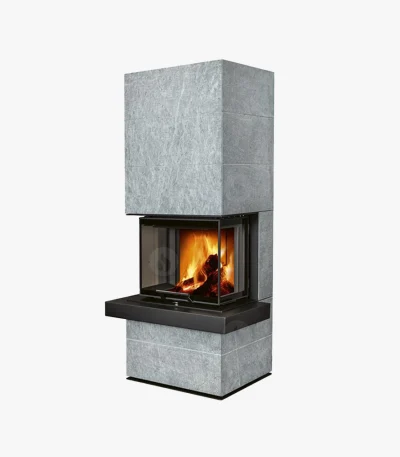 Romotop Cara Sten Slim är en modern, rektangulär grå stenspis med glasfront och synliga brinnande stockar, med rena linjer och minimalistisk design.