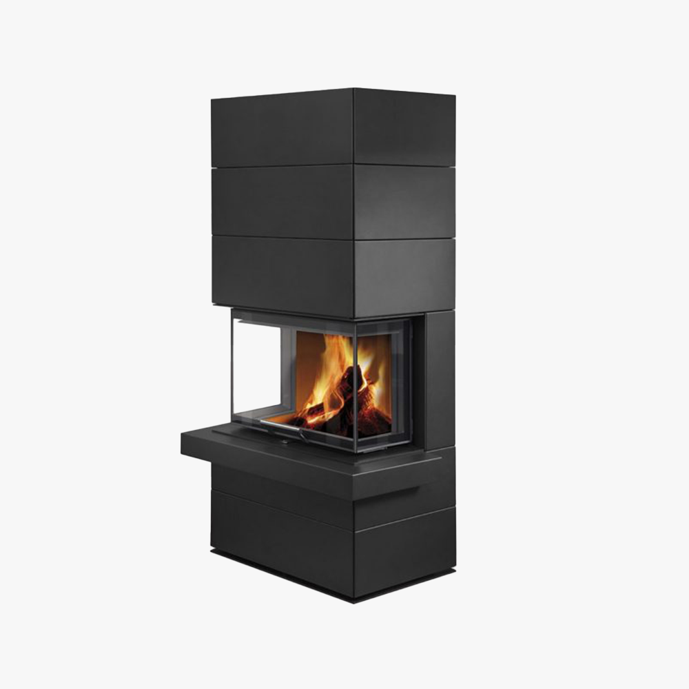 Romotop Cara är en modern svart rektangulär öppen spis med glaspaneler på två sidor, som visar brinnande stockar och lågor. Den eleganta, minimalistiska designen sticker ut mot en vit bakgrund.