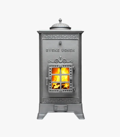 Stora Byskeugnen, en vedspis i grå gjutjärn i vintagestil, har ett litet glasfönster som visar en ljus, brinnande eld inuti.