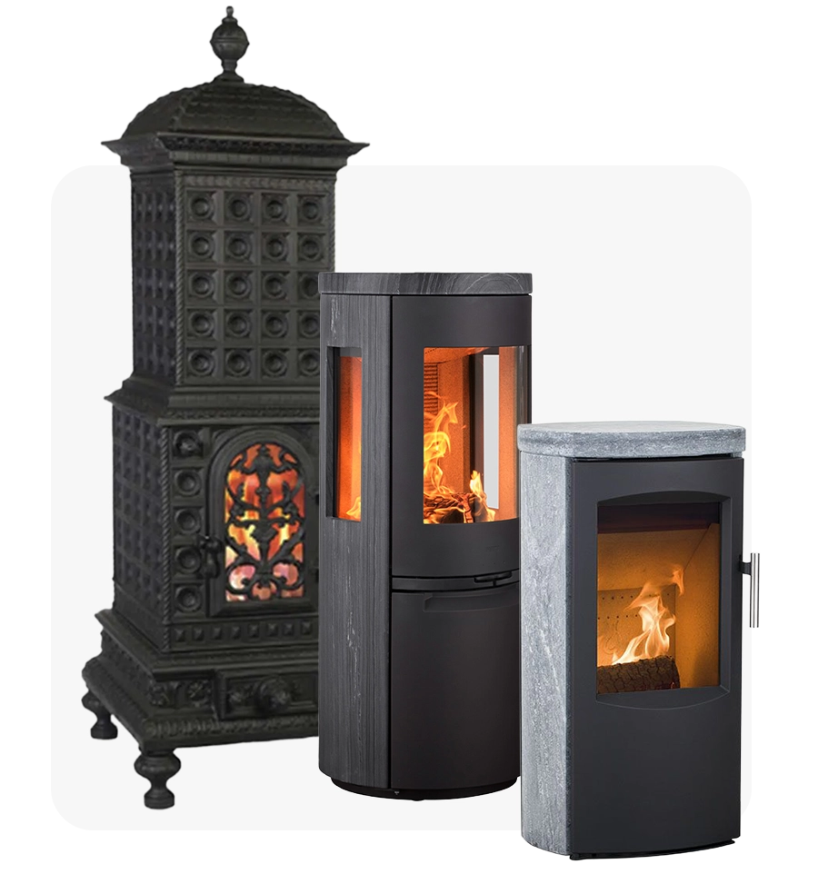 Tre olika vedeldade kaminer: en hög, utsmyckad svart gjutjärnskamin, en modern cylindrisk svart kamin med glasfront och synliga lågor samt en kompakt grå kamin med stenliknande yta och en eld inuti.