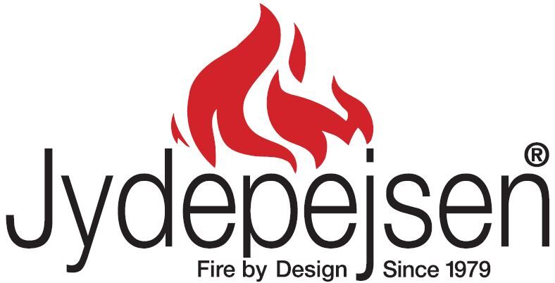Logotyp för Jydepejsen med en röd stiliserad låga ovanför företagsnamnet. Texten nedanför lyder "Fire by Design Since 1979.".