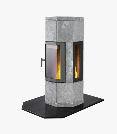 Norsk Kleber OCTO+ 110 sidoglas är en modern hexagonal grå stenspis med glasdörr och sidopaneler, synliga lågor inuti och sitter på en svart vinklad eldstad.