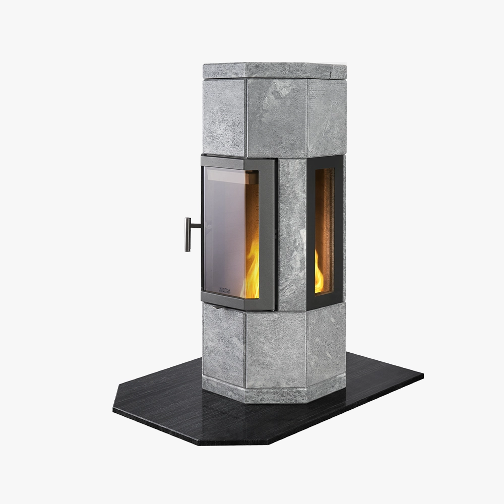 Norsk Kleber OCTO+ 110 sidoglas Norsk Kleber OCTO+ 110 sidoglas är en modern hexagonal grå stenspis med glasdörr och sidopaneler, synliga lågor inuti och sitter på en svart vinklad eldstad.