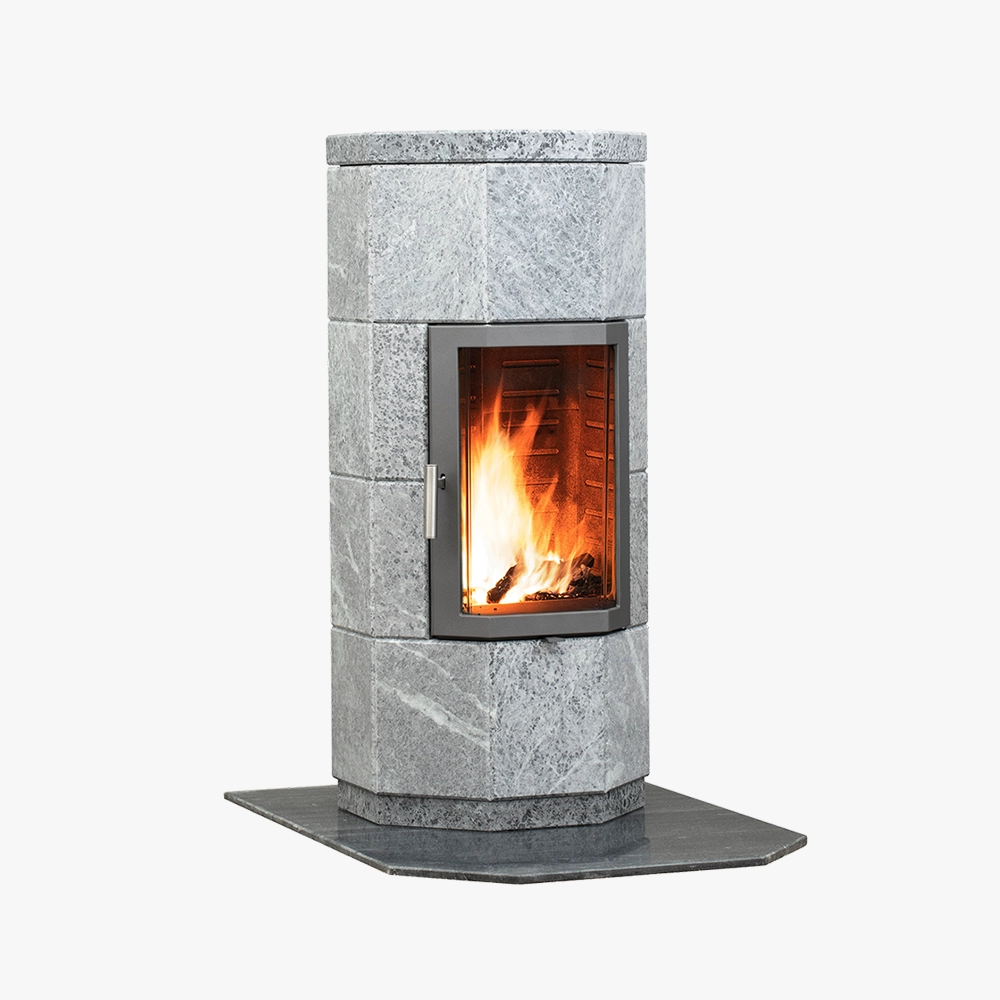 Norsk Kleber OCTO+ 110 är en modern, cylindrisk stenkamin med glasdörr och synliga lågor, placerad på en matchande stensockel mot en vit bakgrund.