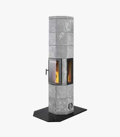 Norsk Kleber OCTO+ 185 sidoglas är en hög, rektangulär grå stenkamin med glasfront och sidopaneler som visar en brinnande eld, placerad på en svart bas mot en vit bakgrund.