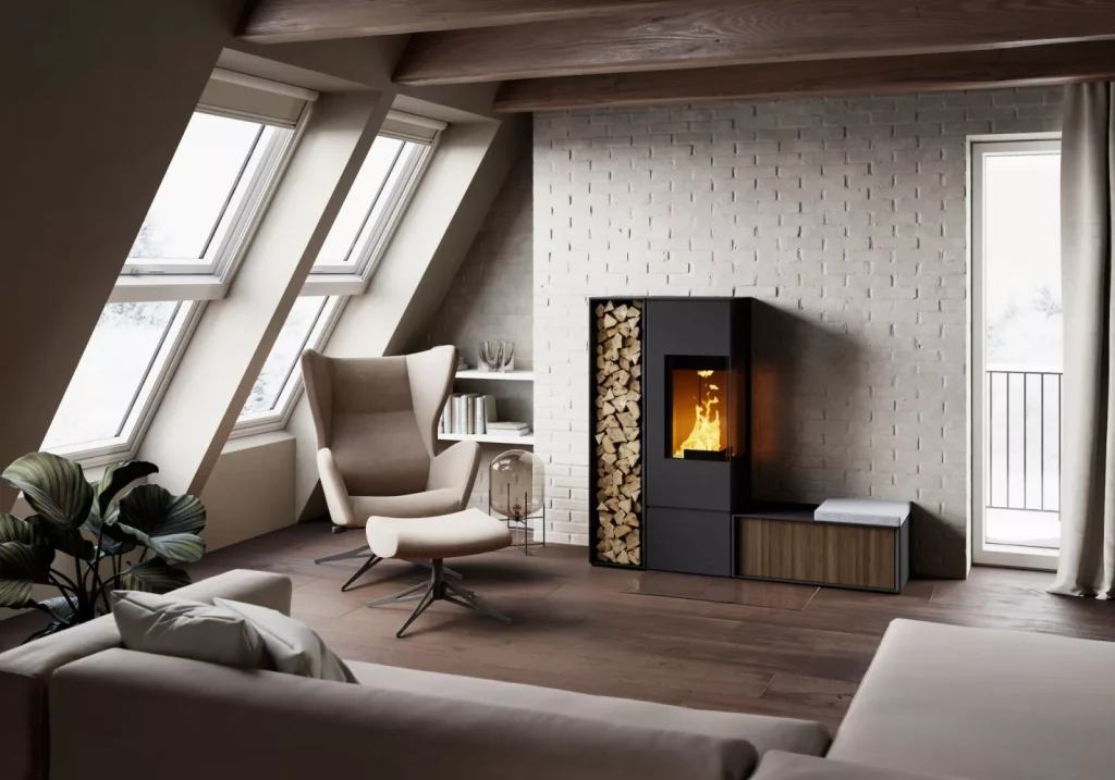 Ett modernt vindsrum med snedställda fönster, en mysig fåtölj och ottoman, en Rika vedeldad kamin med staplad ved, en liten bänk, inomhusväxter och inredning i neutrala toner.