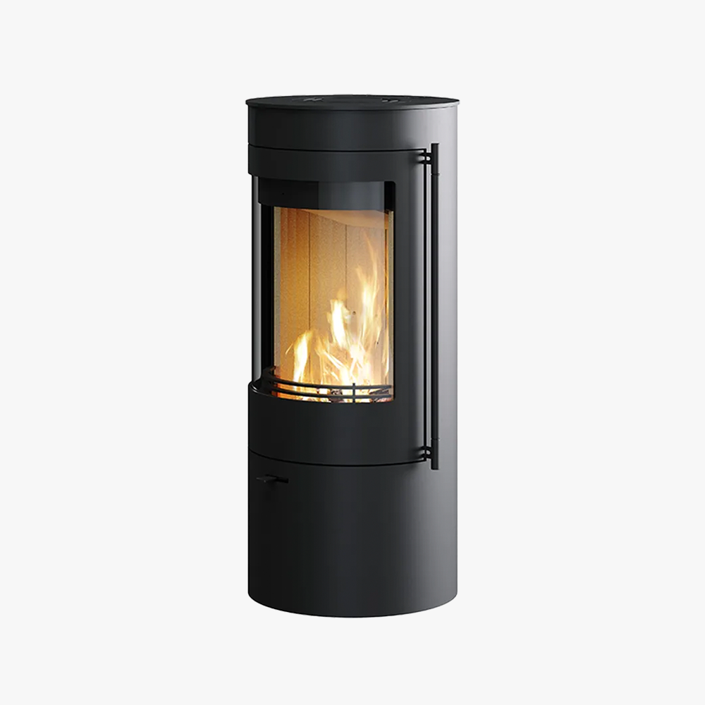 Lotus Orbis 1, en modern cylindrisk svart braskamin med glasfront, visar en glödande eld inuti och står ensam mot en vit bakgrund.