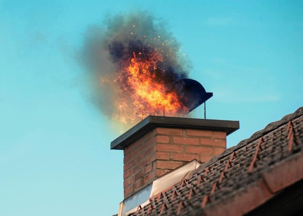 Soteld ryker ut från skorsten.