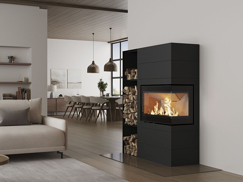 En stor kamin från Hwam med en brinnande låga i.