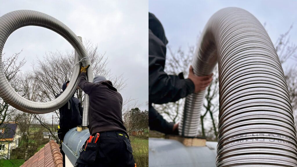 Två personer på ett tak installerar en stor, flexibel metallkanal eller ett skorstensfoder. På vänster sida lyfter de den upprullade kanalen, medan höger sida är en närbild av deras händer som styr den på plats. Träd och en molnig himmel syns i bakgrunden.